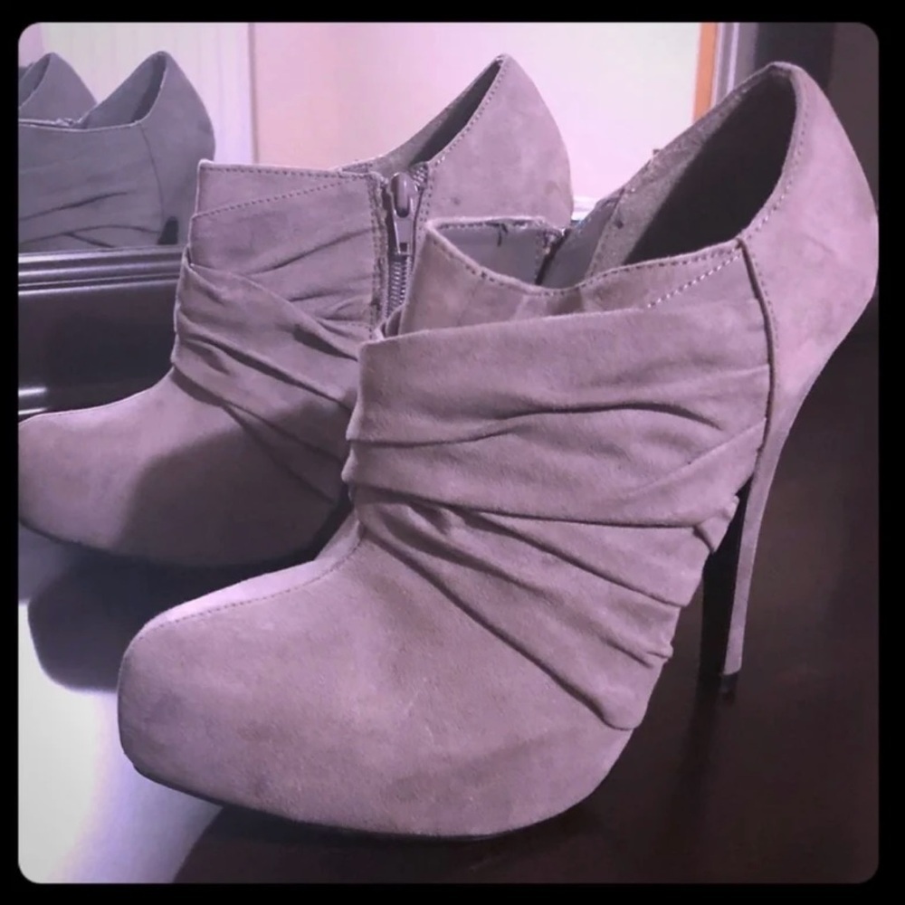 Guess Gray Suede Ankle Booties | Ruched Heel Boots | Size 7 - Picture 7 of 9